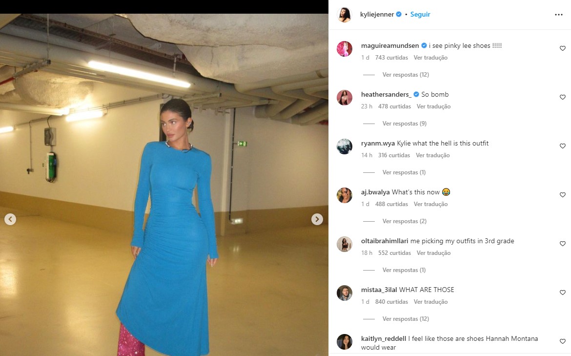 A famosa compartilhou cliques usando o colar em suas redes sociais - Foto: Reprodução / Instagram