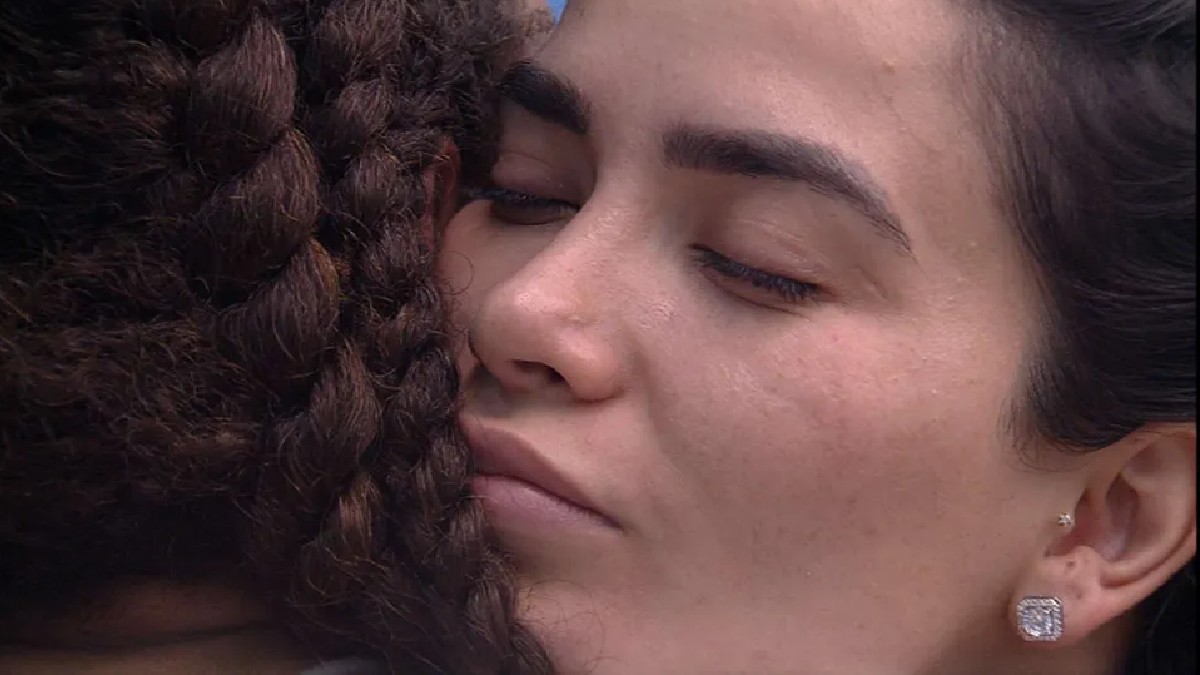 Domitila abraça Dania Mendez - Foto: Reprodução / TV Globo