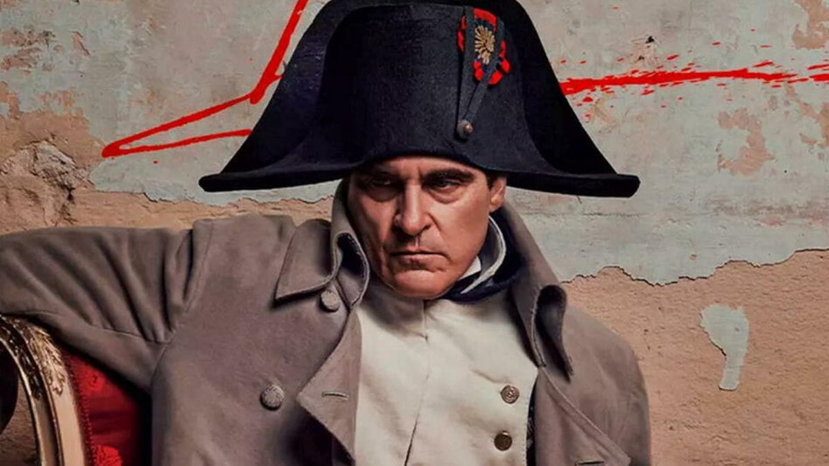 Joaquin Phoenix com visual de Napoleão
