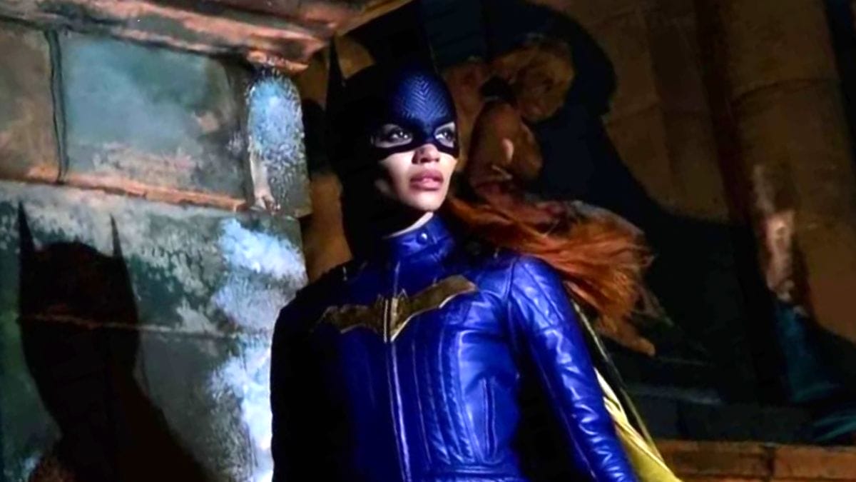 Batgirl de Leslie Grace no topo de prédio de Gotham