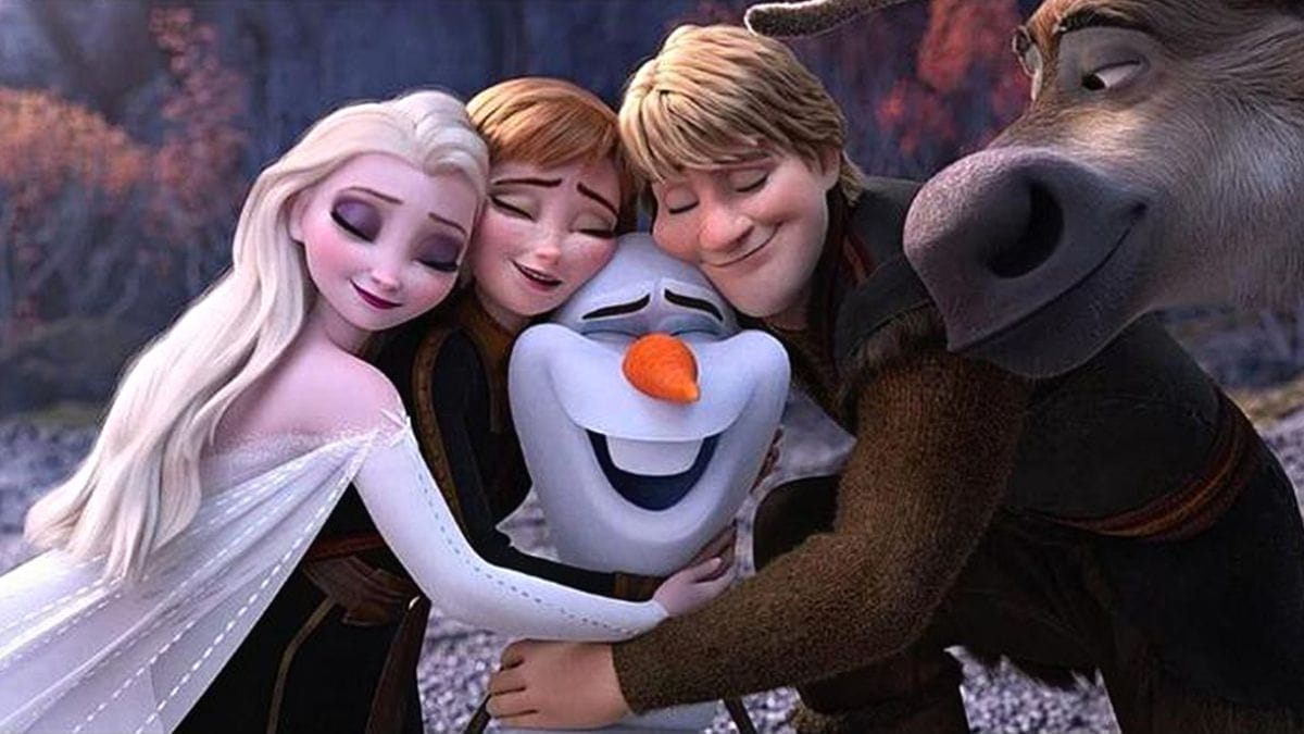 Personagens de Frozen em abraço de grupo