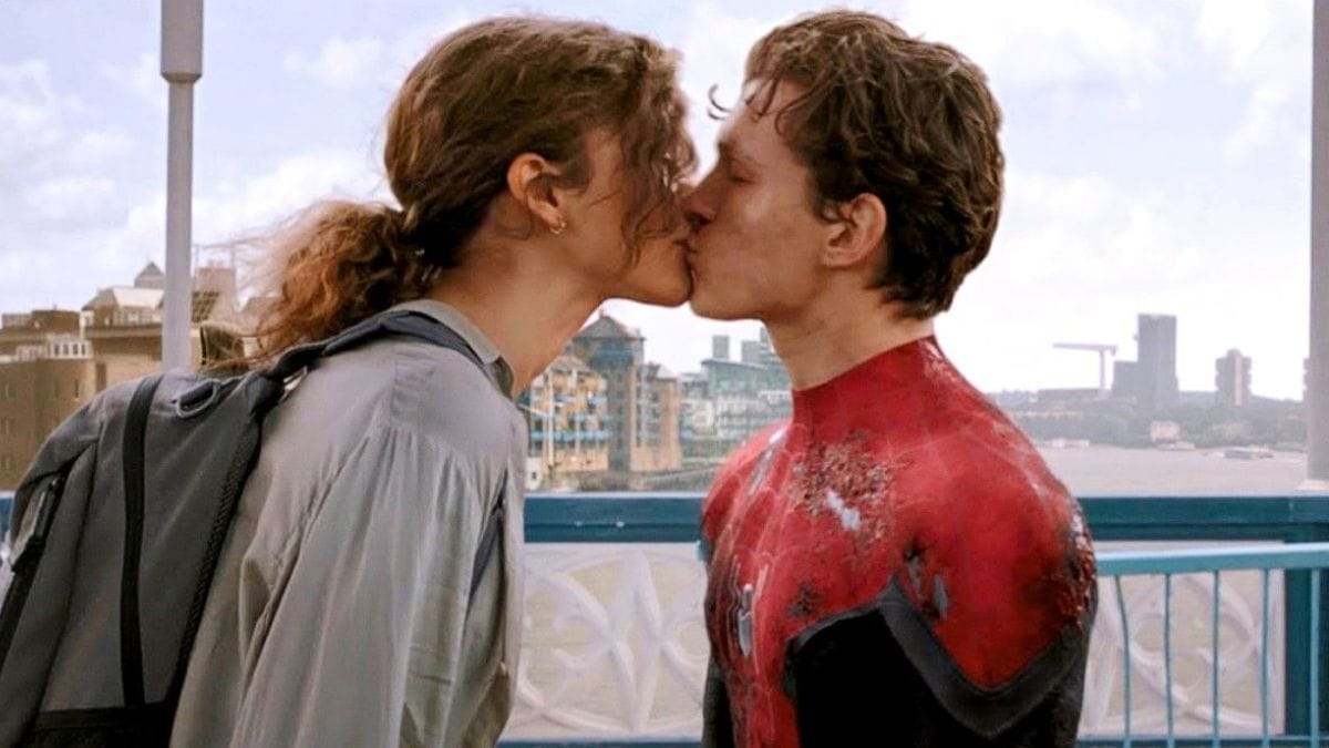 Zendaya e Tom Holland se beijando em Homem-Aranha