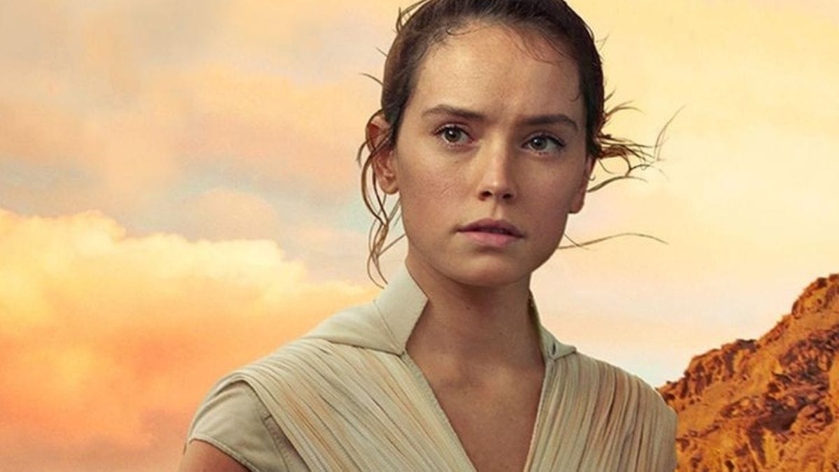 Daisy Ridley em deserto como Rey, de Star Wars