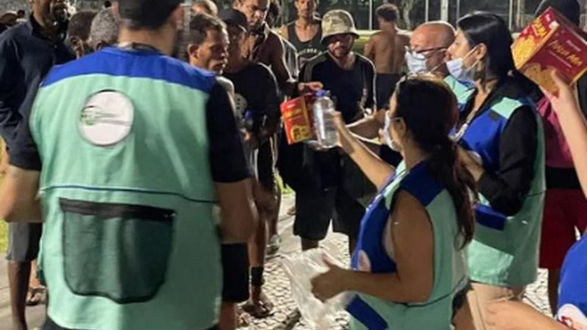 Voluntários distribuem panetones e água comprados com doações de fãs da Taylor Swift - Foto: Reprodução / Redes Sociais